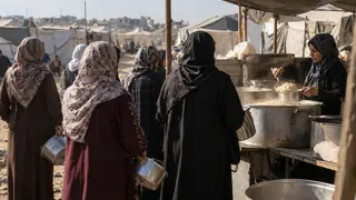 Ibu-Ibu Gaza Antre Berjam-jam untuk Makanan Keluarga