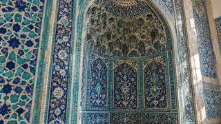 Mihrab Isfahan: Penunjuk Kiblat dari Potongan Ubin