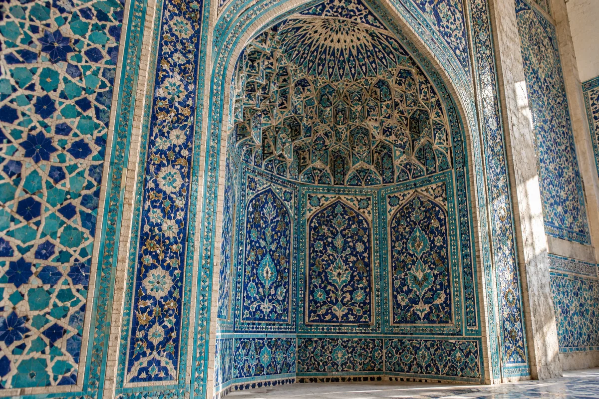 Mihrab Isfahan: Penunjuk Kiblat dari Potongan Ubin